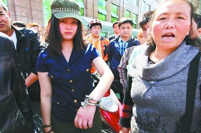女孩学雷锋被铐再调查:警员下车便揪住其领口