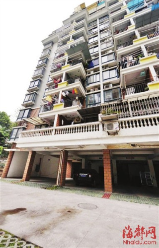 离异父母争吵不休20岁儿子从阳台跳楼身亡(图)