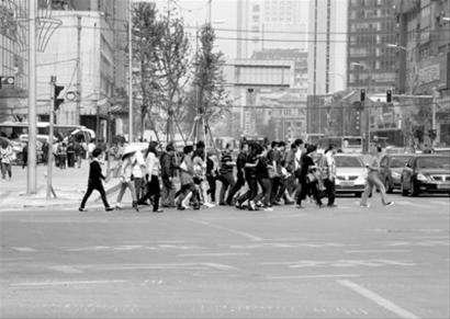 行人闯红灯调查:有的信号灯设置让人看不懂(图)