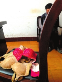 ��������͵Ů�����±�ץ�Գ�Ϊ�ˡ����桱��ͼ��