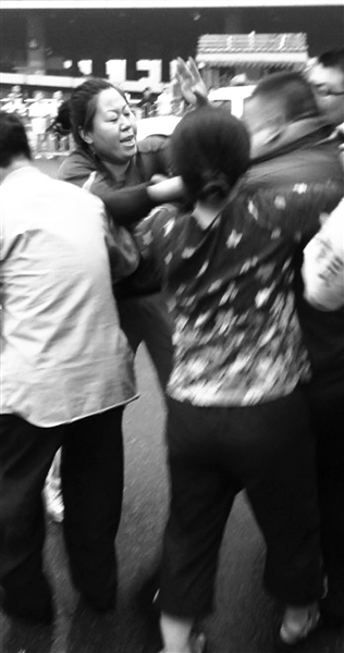 �����ǹ�ִ�����̷�����Ů�����Ᵽ���¿�ˮ��ͼ��