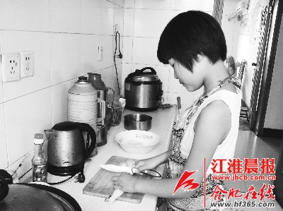 9岁女童痴迷烹饪掌握50道拿手菜(图)