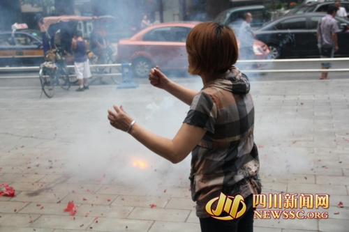 2岁小孩入院30小时死亡 家属医院门前鞭炮泄愤(图)