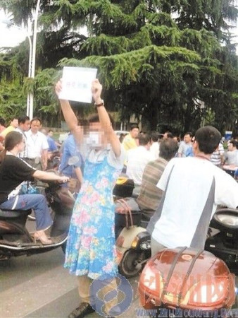 ��ҵҪ��ŮԱ��ȹ�ӹ�ϥ��Ա������ȹ���飨ͼ��