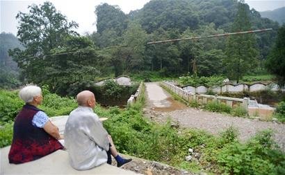 �����Ĵ����й���ʦ��:����ǿ��฾Ů����������ͼ��