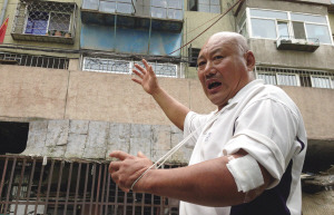 吉林女子6楼坠下61岁老汉2楼徒手接住手臂骨折