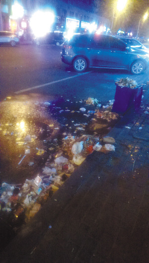 街头大排档残渣剩饭扔上街头百吨垃圾留给环卫工