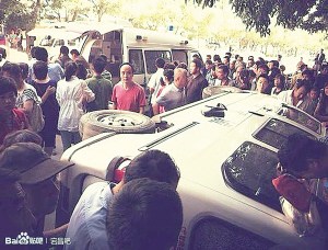 网爆甘肃定西城管摊贩起冲突众人将执法车掀翻