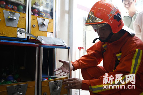 3岁男孩顽皮手卡扭蛋机半小时机器被拆开报废