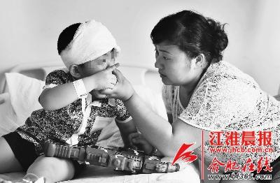 男童遭酒店旋转门“咬头”头皮撕裂15厘米(图)