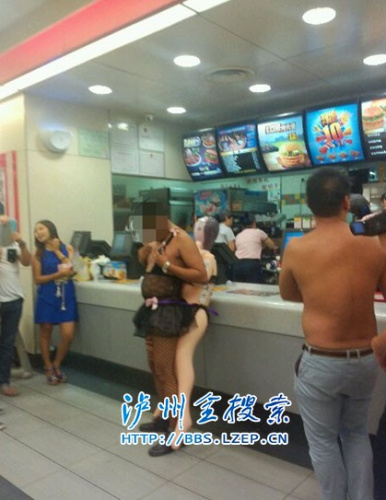 黑丝男背充气娃娃逛肯德基网友:你老婆漏气了(图)