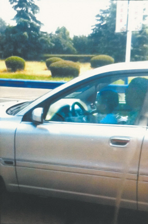 10岁小孩国道开车网友呼奇葩父母一旁聊天(图)