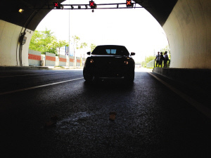 ����������Ů˾��ͻȻ�ۺ�һ�����˱�ײ�ˣ�ͼ��