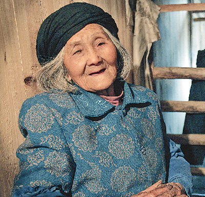 35年照顾患病致智残儿子 85岁老人母爱创造奇迹