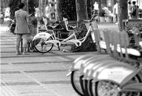 杭州西湖边公共自行车成小摊主牟利工具(图)