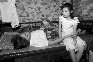 母亲离家父亲打工13岁女孩捡瓶给奶奶治病(图)