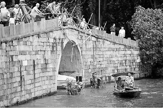 越野车凌晨撞破桥栏坠湖一男获救女子溺亡(图)