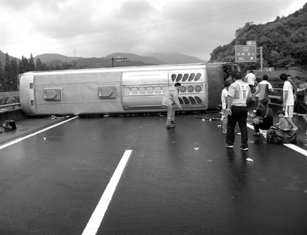 温州方向高速路一大巴侧翻60名乘客16人受伤(图)