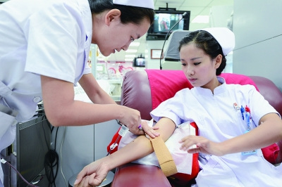 48��Ů����Σ�ڵ�Ϧ8��ҽ����Ա������Ѫ��ͼ��