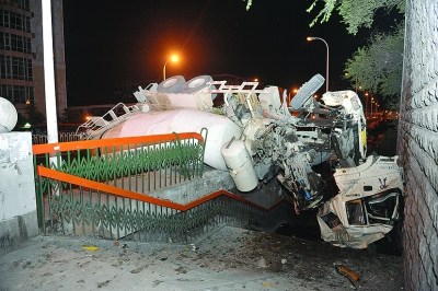水泥罐车从10米高坡翻身坠落严重变形(图)
