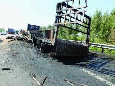 京哈高速双城段发生严重车祸追尾车烧成炭堆(图)