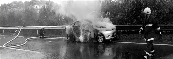 轿车刮擦护栏70米后起火司机烧得面目全非而亡