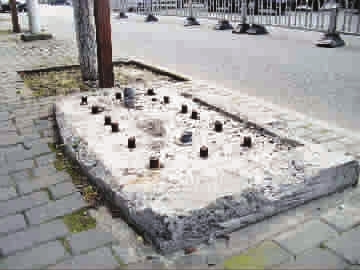 道路“烂尾工程”存隐患人行道布满“地雷阵”