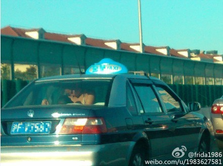 �⼮��Ů���⳵���ż���˾���ƽ�ӵ�����ǣ�ͼ��