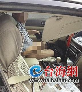 ���ӳ��ڿ�����������Ŀ���߳��䲻ͣ��·��Ů��