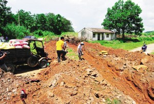 农场道路被人泄私愤挖断村民进出需跨越一米深沟