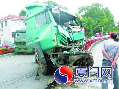 两车追尾儿子被困大桥上六旬母亲步行为其送饭