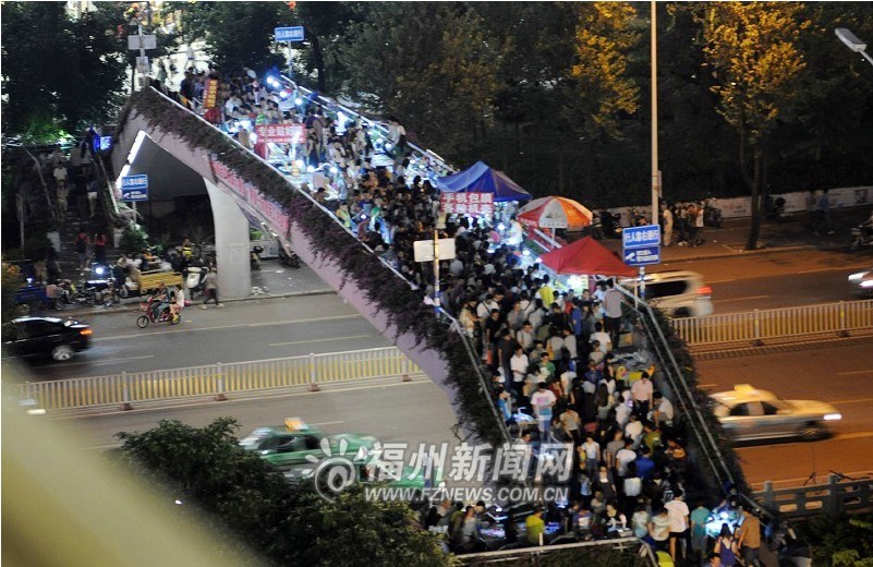 小摊占道天桥垃圾乱丢拾荒者半小时捡10公斤废纸