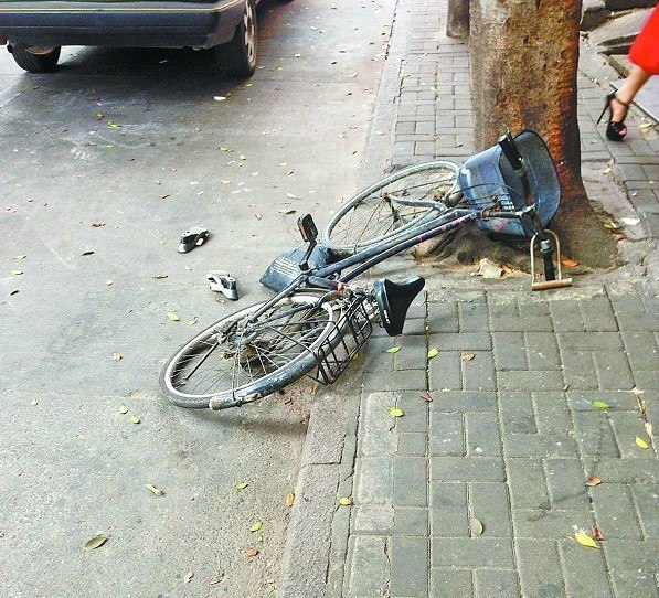福州一女子推车走路突然倒地身亡(图)
