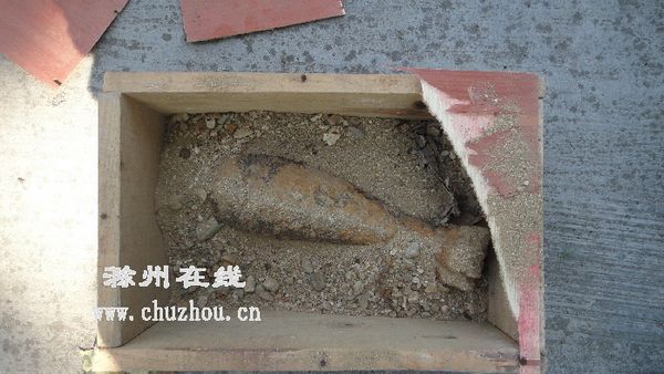 农民刨出二战遗留炸弹仍具杀伤力已安全引爆(图)
