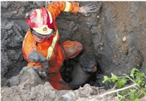 浙江温岭一工人被淤泥“吞噬”消防徒手刨土救人