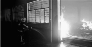 浙江余杭一家制香厂配料间凌晨发生火灾(图)