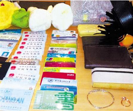 保洁员捡到白金手镯原地等失主一小时无人认领