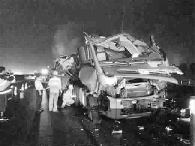 槽罐车发生翻车事故30吨浓盐酸倾泻致路面(图)