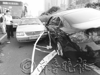 司机酒驾撞飞护栏致6车连环相撞幸无人伤亡