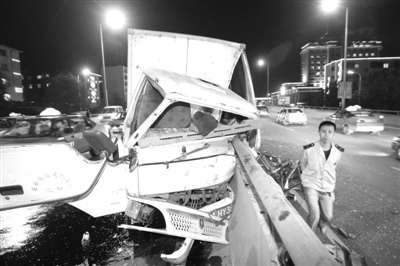 ����������һ����ײ������1��2�ˣ�ͼ��