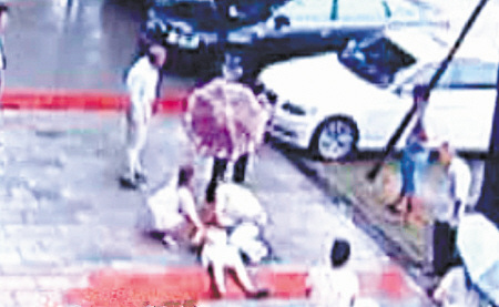 ·��ͻȻ�����鴤��ɳŮ��ʿ���й��ʩ�ȣ�ͼ��