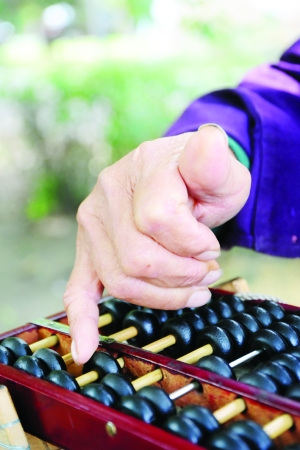七旬老人表演算盘绝活儿 算盘算得比手机快