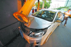 ʧ�ؽγ�ײ�Ϲ�������˾����Ȼ�뿪�ֳ�