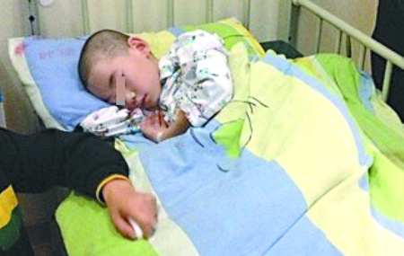 8岁娃从树上坠落身体被尖木桩刺穿(图)