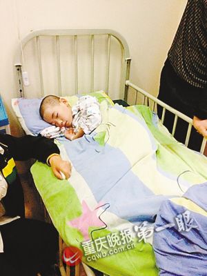 8岁男童从树上掉落被木桩插进腹腔