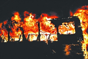 北京一辆公交车自燃所幸无人员伤亡(图)