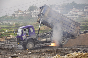 货车倾倒沙石翻斗挂上10千伏高压线后触电起火