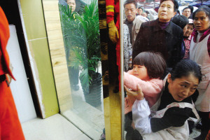 女娃餐厅就餐左手被玻璃门夹住供血停滞险坏死