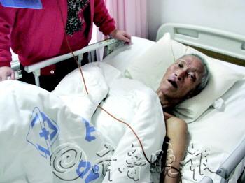 皮包骨老汉半夜躺路边 疑患重病遭人遗弃(图)