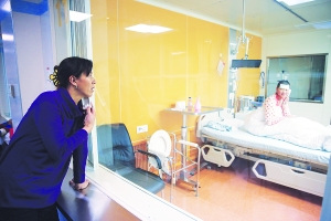 14岁少女患白血病父母债台高筑安慰她“钱够花”